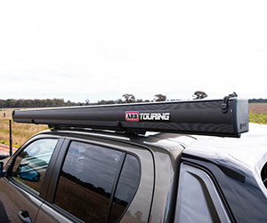 Touring Markýza 2000 x 2500 mm, v hliníkovém černém obalu včetně LED osvětlení