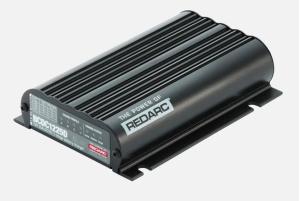 REDARC, 12V 25A DC  nabíječka s integrovaným MPPT regulátorem