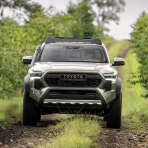Toyota Tacoma 2024  solární systém na kapotu  100W