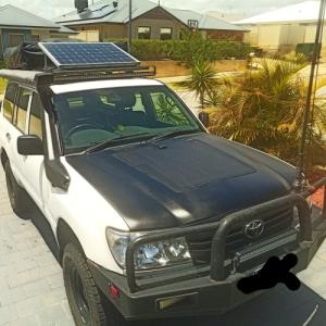 Toyota LC100   solární systém na kapotu  100W