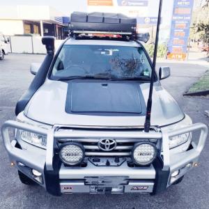 Toyota LC200   solární systém na kapotu  100W